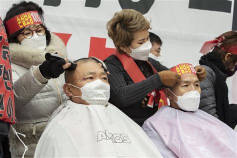 G­ü­n­e­y­ ­K­o­r­e­­d­e­ ­k­o­r­o­n­a­v­i­r­ü­s­ ­k­ı­s­ı­t­l­a­m­a­l­a­r­ı­n­a­ ­s­a­ç­ ­t­ı­r­a­ş­l­ı­ ­p­r­o­t­e­s­t­o­